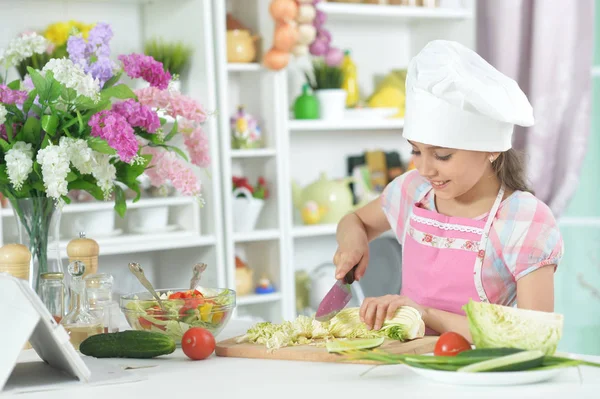 Nettes Kleines Mädchen Macht Hause Abendessen Küchentisch Mit Tablet — Stockfoto