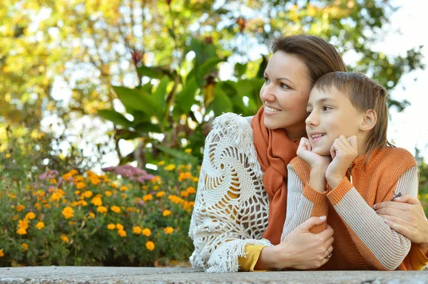 Son med mamma — Stockfoto