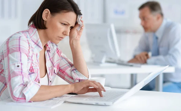 Stanca Giovane Donna Che Lavora Ufficio — Foto Stock