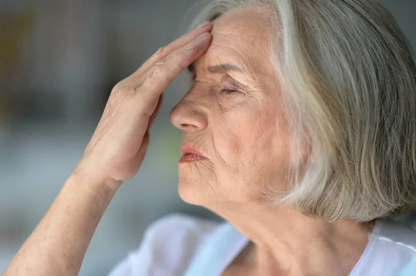 Schöne Traurige Seniorin Mit Kopfschmerzen — Stockfoto