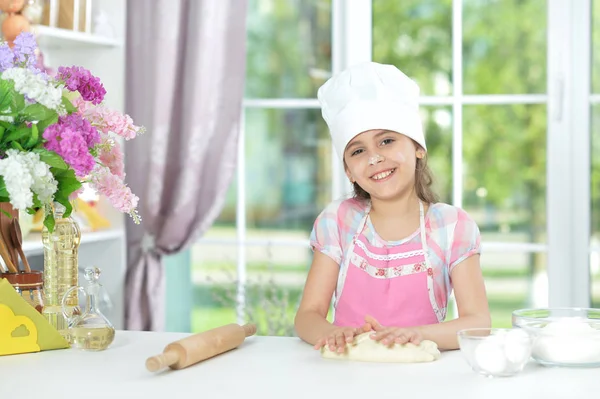 Niedliche Mädchen Backen Der Küche Hause — Stockfoto