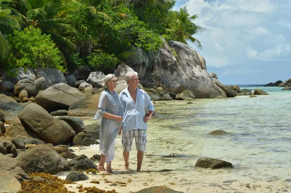 熱帯のビーチで休んで幸せな老夫婦 — ストック写真