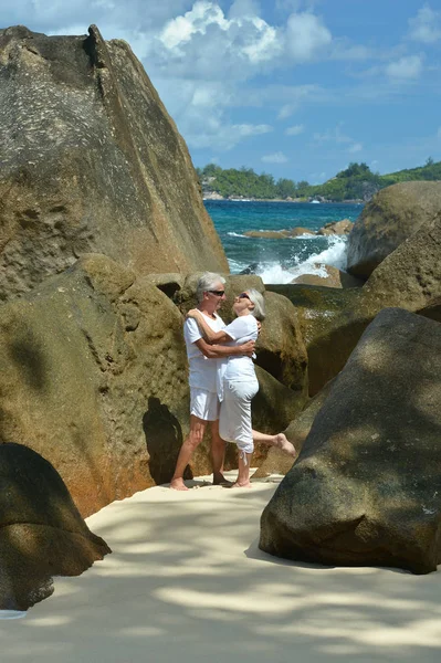 Feliz Casal Idosos Abraçando Praia Tropical — Fotografia de Stock