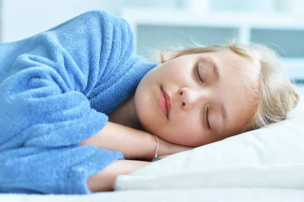 Schattig Klein Meisje Slapen Bed — Stockfoto