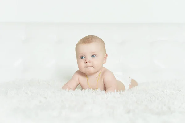 Entzückender Kleiner Junge Auf Weißem Hintergrund — Stockfoto