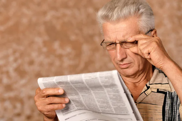 Ανώτερος Άνθρωπος Διαβάζει Εφημερίδα — Φωτογραφία Αρχείου