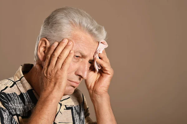 Portret Van Zielige Oudere Man Met Hoofdpijn — Stockfoto