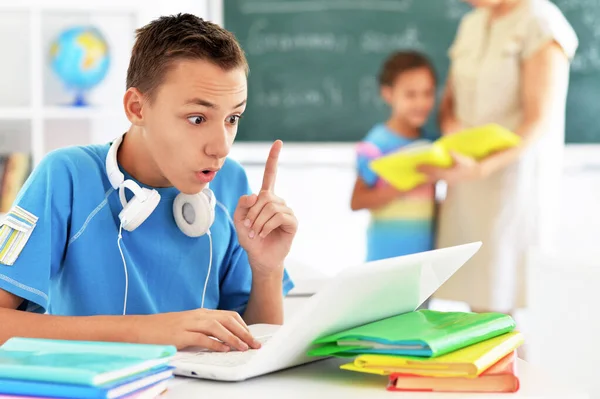 Söt Pojke Som Använder Laptop Klassrummet — Stockfoto