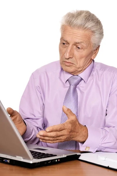 Emotionele Senior Man Formele Kleding Met Behulp Van Laptop — Stockfoto