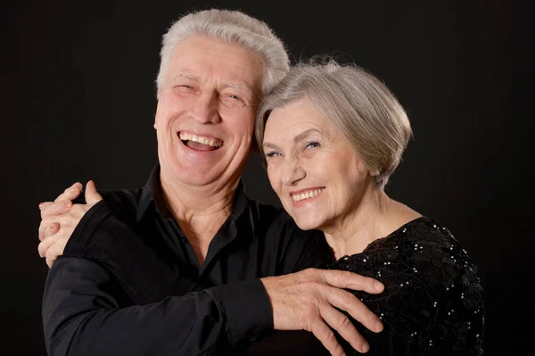 Szczęśliwy Starszy Para Pozowanie Czarny Tło — Zdjęcie stockowe