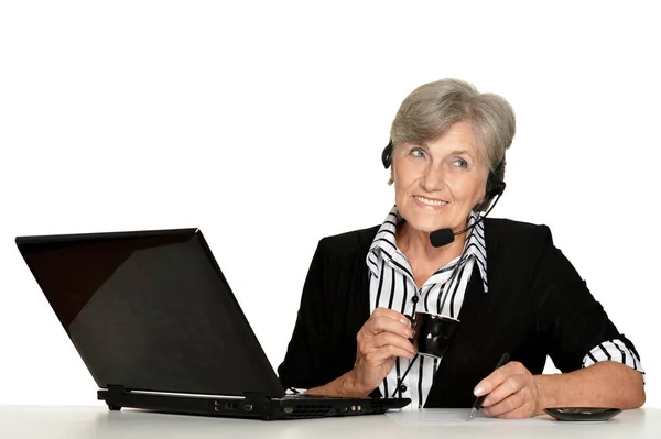 Mujer Anciana Trabajando Con Portátil Sobre Fondo Blanco —  Fotos de Stock