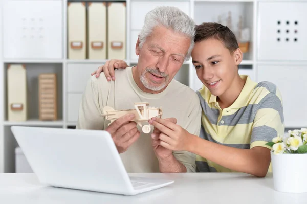 Retrato Menino Avô Com Laptop Casa Fazendo Modelo Avião — Fotografia de Stock