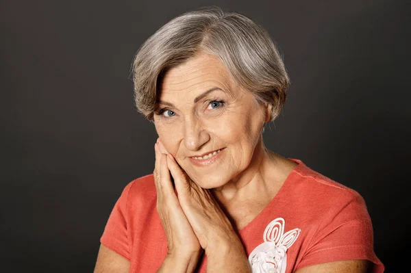 Felice Sorridente Donna Anziana Posa — Foto Stock