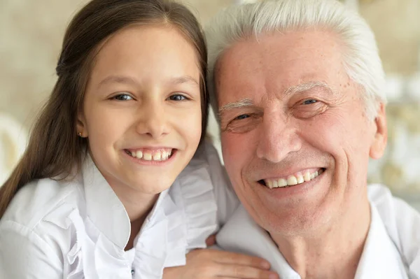 Šťastný Starší Muž Roztomilou Vnučkou — Stock fotografie