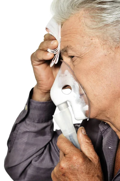 Porträt Eines Kranken Seniors Mit Inhalator — Stockfoto