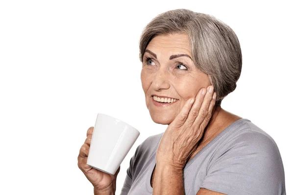 Schöne Lächelnde Seniorin Trinkt Tee Isoliert Auf Weiß — Stockfoto