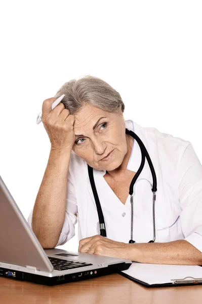 Zelfverzekerde Vrouwelijke Arts Zittend Aan Tafel Met Laptop — Stockfoto