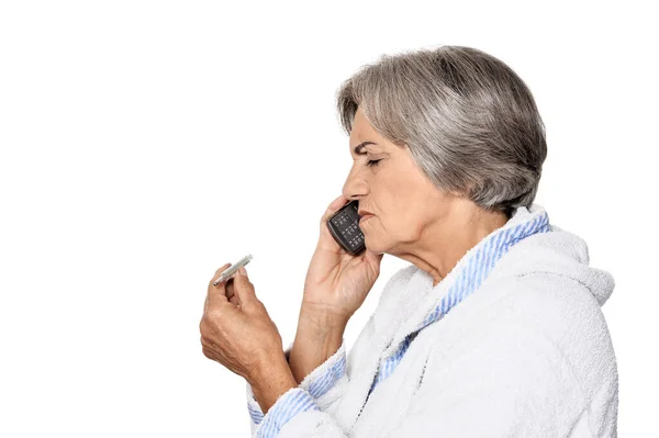 Chory Piękny Starszy Kobieta Wzywa Lekarz Odizolowany Białym Tle — Zdjęcie stockowe