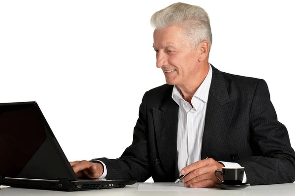 Velho Empresário Trabalhando Com Laptop Isolado Fundo Branco — Fotografia de Stock