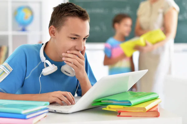 Carino Ragazzo Utilizzando Laptop Classe Stanza — Foto Stock