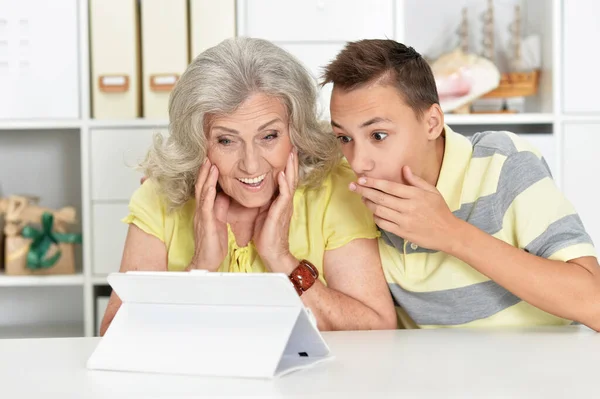 Enkel Mit Großmutter Schaut Auf Tablet — Stockfoto