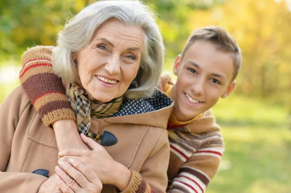 Glad Mormor Och Barnbarn Poserar Park — Stockfoto