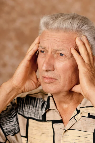 Portret Chorego Starszego Pana Bólem Głowy — Zdjęcie stockowe