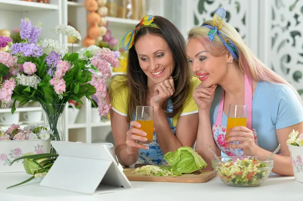 Due Belle Giovani Donne Che Cucinano Insieme Cucina — Foto Stock
