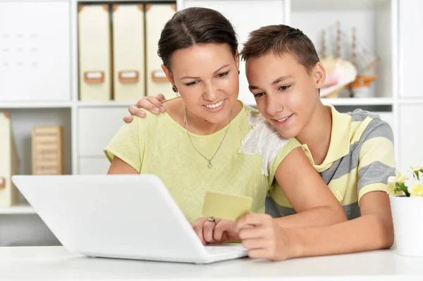 Matka Syn Przy Użyciu Nowoczesnego Laptopa Zakupy Online — Zdjęcie stockowe
