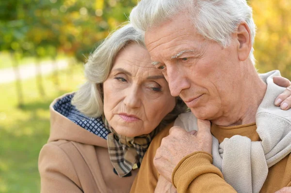 Triste Pareja Ancianos Parque Otoño —  Fotos de Stock