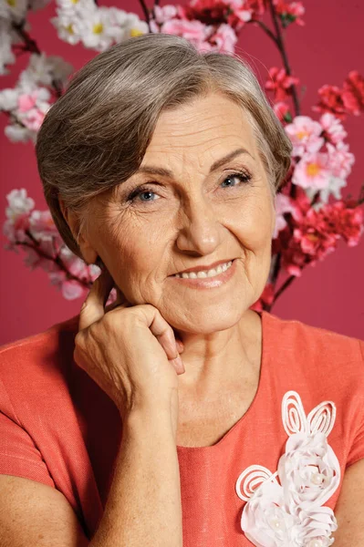 Gelukkig Mooi Glimlachen Senior Vrouw Poseren Met Bloemen Achtergrond — Stockfoto