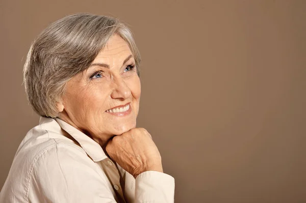 Szczęśliwy Piękny Uśmiech Starszy Kobieta Pozowanie — Zdjęcie stockowe