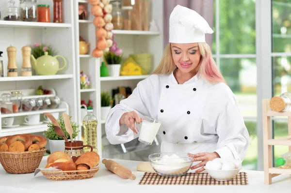 Hermosa Mujer Joven Chefs Sombrero Hornear Casa — Foto de Stock