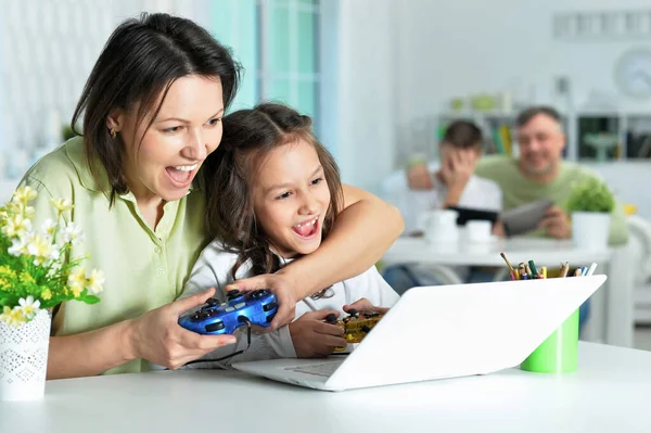 Mor Och Dotter Använder Laptop Tillsammans Spela Spel — Stockfoto