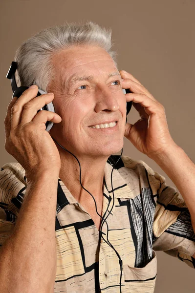 Homme Âgé Écoutant Musique Dans Les Écouteurs — Photo