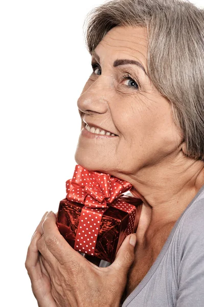 Porträt Einer Lächelnden Seniorin Die Mit Geschenk Posiert — Stockfoto