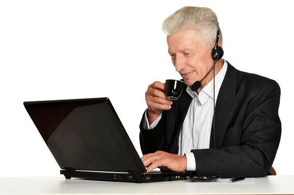 Homem Negócios Velho Fones Ouvido Trabalhando Com Laptop Isolado Fundo — Fotografia de Stock