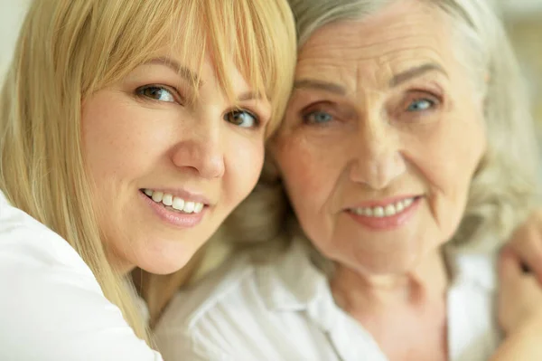 Portrait Smiling Mother Daughter — Stock Photo, Image