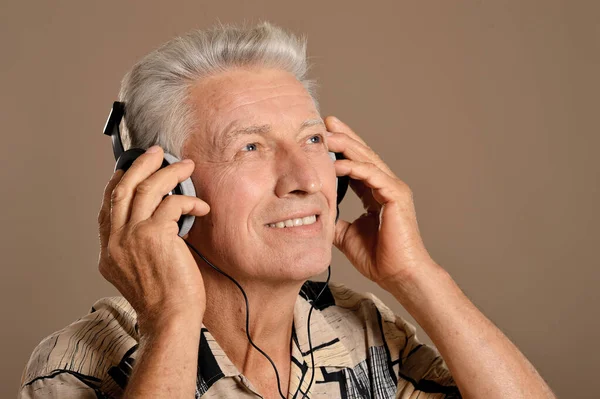 Starszy Mężczyzna Słuchający Muzyki Słuchawkach — Zdjęcie stockowe