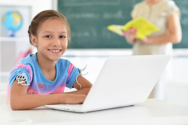 Emotionell Söt Tjej Som Använder Laptop Hemma — Stockfoto