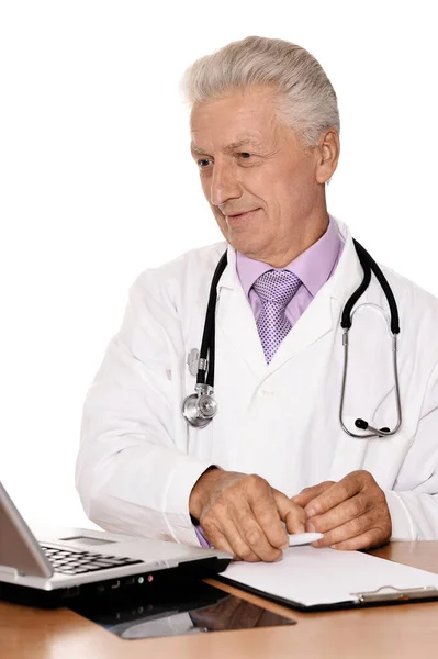 Médico Idoso Com Laptop Fundo Branco — Fotografia de Stock