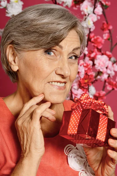 Porträt Einer Lächelnden Seniorin Die Mit Geschenk Posiert — Stockfoto