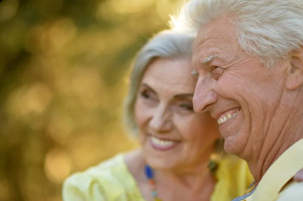 Mulher Sênior Feliz Homem Parque — Fotografia de Stock