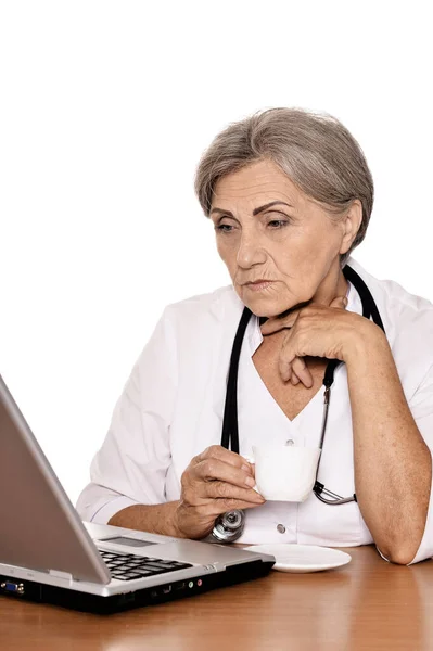 Sebevědomý Lékař Sedí Stolu Laptopem — Stock fotografie
