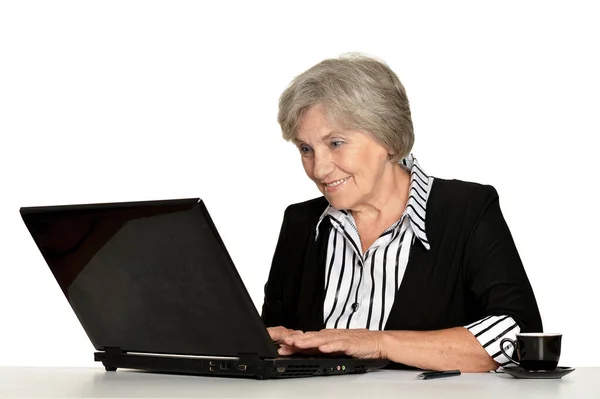 Oudere Vrouw Die Werkt Met Laptop Witte Achtergrond — Stockfoto