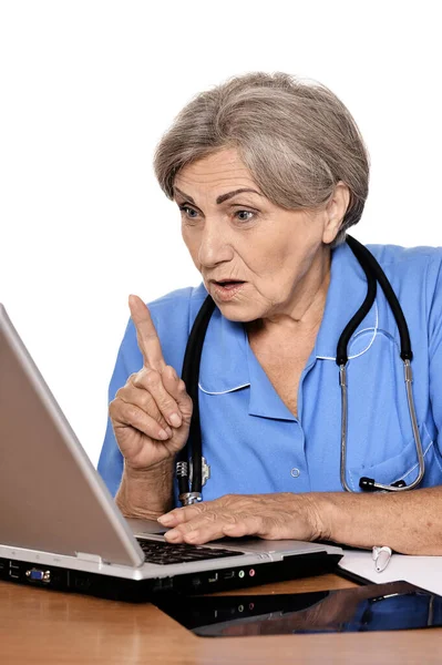 Zelfverzekerde Vrouwelijke Arts Zittend Aan Tafel Met Laptop — Stockfoto