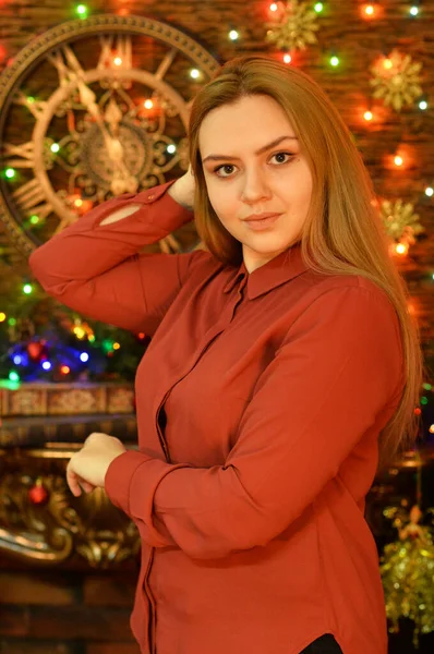 Porträt Der Schönen Jungen Frau Posiert Weihnachtlich Dekoriertem Zimmer — Stockfoto