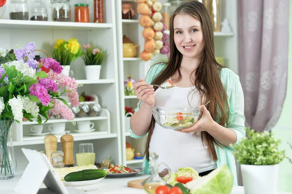 Schöne Junge Frau Kocht Küche — Stockfoto