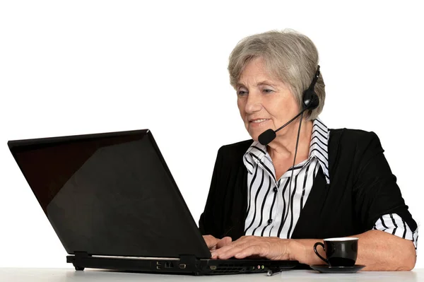 Mulher Idosa Trabalhando Com Laptop Fundo Branco — Fotografia de Stock