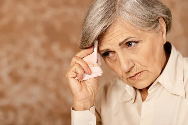 Schöne Seniorin Mit Kopfschmerzen — Stockfoto